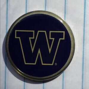 Vintage Washington‎ Huskies golf ball marker